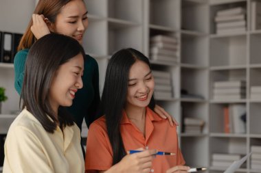 Bir grup girişimci ofislerinde küçük bir toplantı yapıyorlar. Arkadaşlar, başarılı genç girişimciler olmak için dikkatlice düşünülmüş stratejilerini kullanarak bir şirket kurmak için birlikte çalışıyorlar.