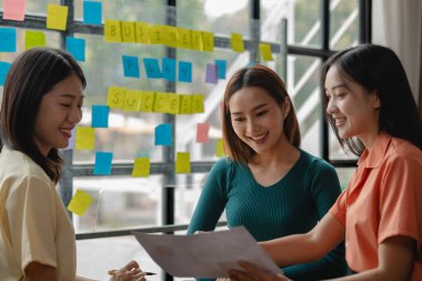 Bir grup girişimci ofislerinde küçük bir toplantı yapıyorlar. Arkadaşlar, başarılı genç girişimciler olmak için dikkatlice düşünülmüş stratejilerini kullanarak bir şirket kurmak için birlikte çalışıyorlar.