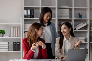 Modern ofiste üç işadamı çalışıyor, bir grup çalışan yeni proje hakkında tartışıyor, takım çalışması daha etkili, iş arkadaşları büyük bir strateji planlamak için beyin fırtınası yapıyorlar.