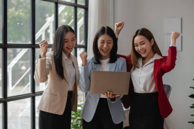 Üç iş kadını projelerinde elde ettikleri büyük başarıdan dolayı çok mutlular çünkü az önce bir e-posta aldılar. Ödülün sahibi onlar.