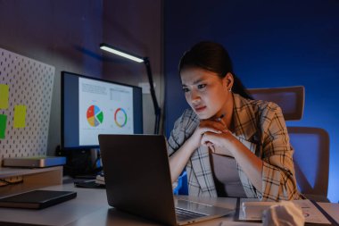 Bir iş kadını fazla mesai yapmak zorunda olduğu için kendini yorgun ve stresli hisseder. Bitirmesi gereken iş yüzünden üzülür. Çünkü son teslim tarihi yaklaşıyor.