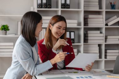 İşadamı bir fikri birbirine aktarmak için birlikte çalışıyor. Bu grubun bir çalışanı, ne kadar süredir üzerinde çalıştıkları proje hakkında bilgi veriyor.