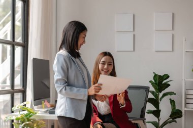 İşadamı bir fikri birbirine aktarmak için birlikte çalışıyor. Bu grubun bir çalışanı, ne kadar süredir üzerinde çalıştıkları proje hakkında bilgi veriyor.