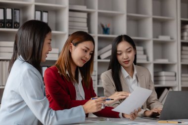 Modern ofiste üç işadamı çalışıyor, bir grup çalışan yeni proje hakkında tartışıyor, takım çalışması daha etkili, iş arkadaşları büyük bir strateji planlamak için beyin fırtınası yapıyorlar.