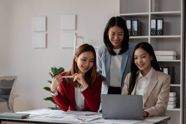 Modern ofiste üç işadamı çalışıyor, bir grup çalışan yeni proje hakkında tartışıyor, takım çalışması daha etkili, iş arkadaşları büyük bir strateji planlamak için beyin fırtınası yapıyorlar.