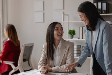 Modern ofiste üç işadamı çalışıyor, bir grup çalışan yeni proje hakkında tartışıyor, takım çalışması daha etkili, iş arkadaşları büyük bir strateji planlamak için beyin fırtınası yapıyorlar.