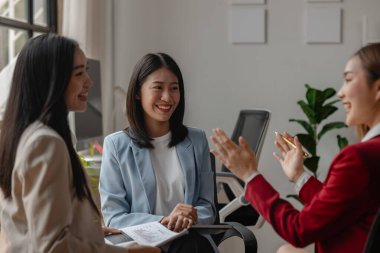 İşadamı bir fikri birbirine aktarmak için birlikte çalışıyor. Bu grubun bir çalışanı, ne kadar süredir üzerinde çalıştıkları proje hakkında bilgi veriyor.