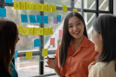 Bir grup girişimci ofislerinde küçük bir toplantı yapıyorlar. Arkadaşlar, başarılı genç girişimciler olmak için dikkatlice düşünülmüş stratejilerini kullanarak bir şirket kurmak için birlikte çalışıyorlar.