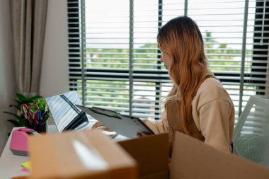 Girişimci ya da işyeri sahibi paketlerle dolu ofisinde çalışıyorsa, bu onun dikkatlice hazırladığı küçük bir iştir, giysi ticareti başlatır.