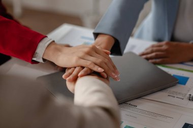 Planlama ekibi, çalışmak için motivasyon kazanmak için ellerini birleştirip, herkesin tutkusunu harekete geçirdi. Takım çalışmasının ne kadar önemli olduğunu kabul ettiler.