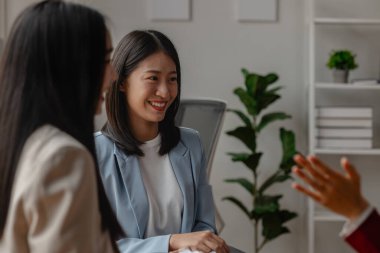 İşadamı bir fikri birbirine aktarmak için birlikte çalışıyor. Bu grubun bir çalışanı, ne kadar süredir üzerinde çalıştıkları proje hakkında bilgi veriyor.