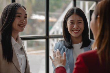 İşadamı bir fikri birbirine aktarmak için birlikte çalışıyor. Bu grubun bir çalışanı, ne kadar süredir üzerinde çalıştıkları proje hakkında bilgi veriyor.