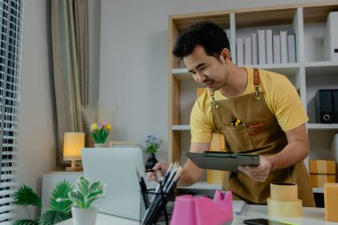 Bir girişimci sistemdeki ürünleri kontrol ediyor ve bunları kendi kurduğu bir şirkette çalışan alıcılara, mağazaya, pakete, envantere yüklüyor.