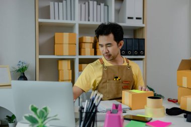 Bir girişimci sistemdeki ürünleri kontrol ediyor ve bunları kendi kurduğu bir şirkette çalışan alıcılara, mağazaya, pakete, envantere yüklüyor.