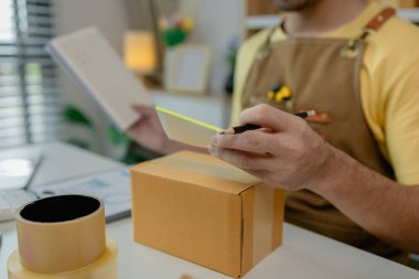 Bir girişimci sistemdeki ürünleri kontrol ediyor ve bunları kendi kurduğu bir şirkette çalışan alıcılara, mağazaya, pakete, envantere yüklüyor.