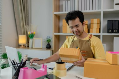 Bir girişimci sistemdeki ürünleri kontrol ediyor ve bunları kendi kurduğu bir şirkette çalışan alıcılara, mağazaya, pakete, envantere yüklüyor.