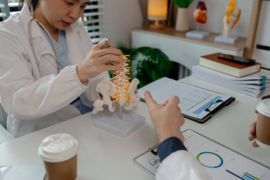 İki cerrah hastanede özel bir ofiste büyük bir pelvis ameliyatını tartışıyorlar. İki doktor arasında ameliyattan önce pelvis ve stetoskop hakkında bir tartışma olmuş.