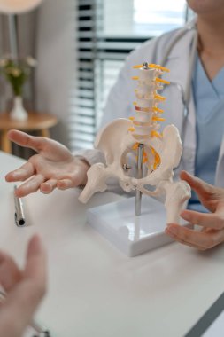 İki cerrah hastanede özel bir ofiste büyük bir pelvis ameliyatını tartışıyorlar. İki doktor arasında ameliyattan önce pelvis ve stetoskop hakkında bir tartışma olmuş.