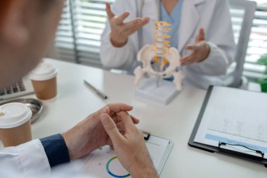 İki cerrah hastanede özel bir ofiste büyük bir pelvis ameliyatını tartışıyorlar. İki doktor arasında ameliyattan önce pelvis ve stetoskop hakkında bir tartışma olmuş.