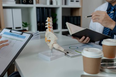 İki cerrah hastanede özel bir ofiste büyük bir pelvis ameliyatını tartışıyorlar. İki doktor arasında ameliyattan önce pelvis ve stetoskop hakkında bir tartışma olmuş.