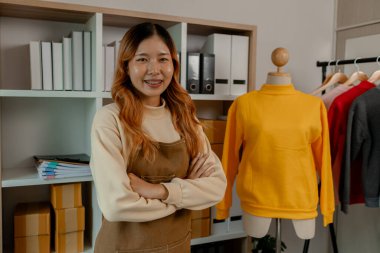 Güzel bir bayan girişimci iş yerindeyken kameraya bakar, bir iş yeri sahibi olduğu bir depodadır, çevrimiçi ürün satan küçük bir işletme için paketlerle dolu bir ofis.