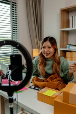 İşyeri sahibi ya da girişimci, çevrimiçi alışveriş yapmayı seven tüm müşteriler için giysi olan ürünlerini çevrimiçi kanallardan satmak için canlı pazarlama yapıyor.