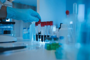 Laboratuvarda atmosfer çalışması, kimya ve bilim uzmanı çeşitli deneysel ekipman ve maddelerle bir laboratuvarda çalışması, laboratuvarda deneysel profesyonel çalışma