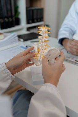 İki cerrah hastanede özel bir ofiste büyük bir pelvis ameliyatını tartışıyorlar. İki doktor arasında ameliyattan önce pelvis ve stetoskop hakkında bir tartışma olmuş.