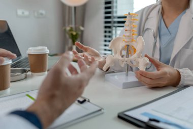 İki cerrah hastanede özel bir ofiste büyük bir pelvis ameliyatını tartışıyorlar. İki doktor arasında ameliyattan önce pelvis ve stetoskop hakkında bir tartışma olmuş.