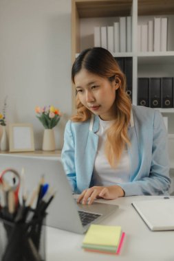 bir iş kadını ofisinde çalışıyor, bir girişimci işyerinde yeni bir proje üzerinde çalışıyor, bir bayan çalışan güzel ofisinde, stratejisinde ve fikrinde büyük bir şirkette çalışıyor.