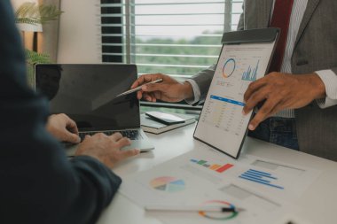 Bir iş adamı asistanına önemli bir projenin ciddi bir sunumunu prova etmesini ve bir iş ortağıyla buluşmadan önce hata yapmamasını emreder. Beyin fırtınası, tartışma...