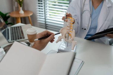 İki cerrah hastanede özel bir ofiste büyük bir pelvis ameliyatını tartışıyorlar. İki doktor arasında ameliyattan önce pelvis ve stetoskop hakkında bir tartışma olmuş.