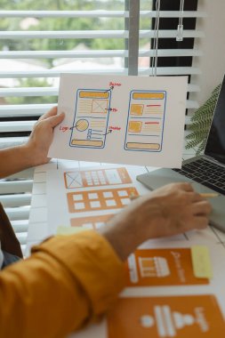 Bir dijital ürün geliştiricisi, kullanıcılar için mümkün olduğu kadar etkili olan bir web sitesinin geliştirilmesi için araştırma verileriyle çalışma planı üzerinde çalışırken, aynı zamanda görsel olarak çekici de oluyor.