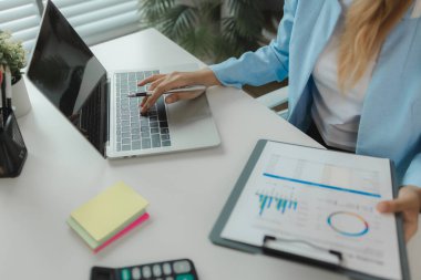 Bir iş kadını işyerindeki ofisinde çalışıyor, bir çalışan yeni bir proje için masa başında çalışıyor, kadın ellerine yakın, çalışma saatlerinde masasında çalışıyor..