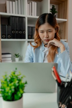 Bir iş kadını son teslim tarihi konusunda stresli ve yorgun hisseder, bir çalışan ofiste otururken endişeli hisseder, iş sırasında ciddi iş strese neden olur.,