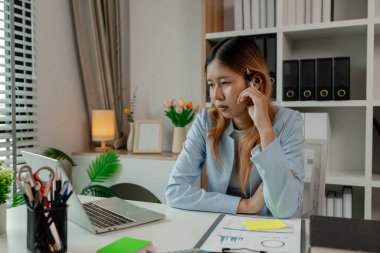 Bir iş kadını son teslim tarihi konusunda stresli ve yorgun hisseder, bir çalışan ofiste otururken endişeli hisseder, iş sırasında ciddi iş strese neden olur.,