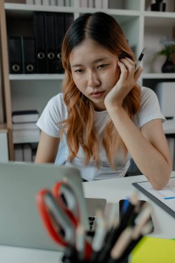Bir iş kadını son teslim tarihi konusunda stresli ve yorgun hisseder, bir çalışan ofiste otururken endişeli hisseder, iş sırasında ciddi iş strese neden olur.,