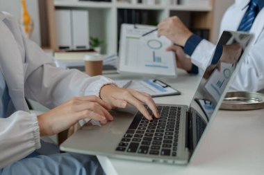 İki doktor hastanede özel bir ofiste oturup birbirleriyle bilgi alışverişinde bulundular. Doktorlar bunun en uygun tedavi yöntemi olduğunu tartıştılar. Stetoskop, uzman.