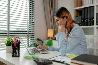 Bir iş kadını son teslim tarihi konusunda stresli ve yorgun hisseder, bir çalışan ofiste otururken endişeli hisseder, iş sırasında ciddi iş strese neden olur.,