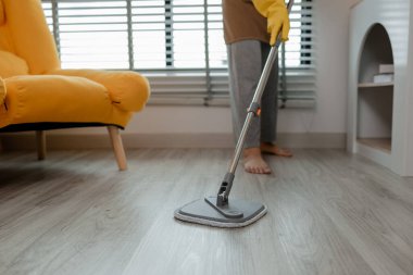 Bir eş olarak oturma odasını paspaslıyor. Evini temiz tutmaya bayılıyor. Ailesindeki herkesin toz ve bakterinin güvenli olduğundan emin olmak için..