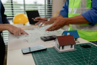 Bir mimar ve bir mühendis, birlikte üstlenmeleri gereken büyük projeler hakkında tartışıyorlar. Mühendis ve asistanı, projenin ilk taslağı hakkında görüşüyorlar.