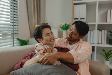 İki güzel erkek birlikte oturma odasında vakit geçirir. İki yakışıklı erkek arasında romantik bir ilişki vardır. Evlerinde mutlu bir çift olarak yaşarlar..