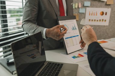 Bir iş adamı asistanına önemli bir projenin ciddi bir sunumunu prova etmesini ve bir iş ortağıyla buluşmadan önce hata yapmamasını emreder. Beyin fırtınası, tartışma...