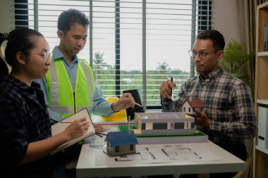 Olağanüstü işler yaratmak için birlikte çalışan mimarların toplantısı. Mühendisler ve müteahhitler tasarım ve inşaatta ortaya çıkan sorunları çözmek için işbirliği yapıyorlar..