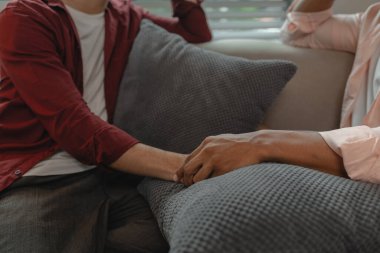 Bir erkek çift, romantik ilişkilerinin tadını çıkarırken çok mutlu olur. İki aşık, birbirlerine sevgilerini çok tatlı bir şekilde ifade ederler..