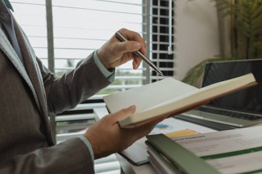 Tipik ofis çalışanları için çalışma ortamı. Bir işadamı, kişisel ofisindeki önemli belgeleri özenle inceliyor. Önemli proje raporu belgeleri uzmanlar tarafından analiz ediliyor.