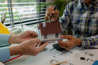 Olağanüstü işler yaratmak için birlikte çalışan mimarların toplantısı. Mühendisler ve müteahhitler tasarım ve inşaatta ortaya çıkan sorunları çözmek için işbirliği yapıyorlar..