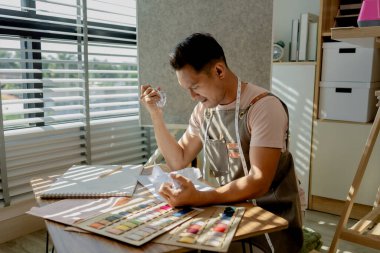 Bir moda tasarımcısı çok stres altında çünkü yeni koleksiyonunun neye benzeyeceğini bilemiyor. Çalışmak için motivasyonu azalıyor, beceri, kıyafet, fikir, moda.