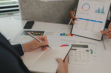 İki işadamı toplantı yapıyor ve önemli bir evrak işinin içeriğini tartışıyor. İş ortağıyla iş ortağı, takım çalışması ve iş yeri arasında bir tartışma var.