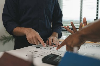 Bir mimar ve bir mühendis, birlikte üstlenmeleri gereken büyük projeler hakkında tartışıyorlar. Mühendis ve asistanı, projenin ilk taslağı hakkında görüşüyorlar.